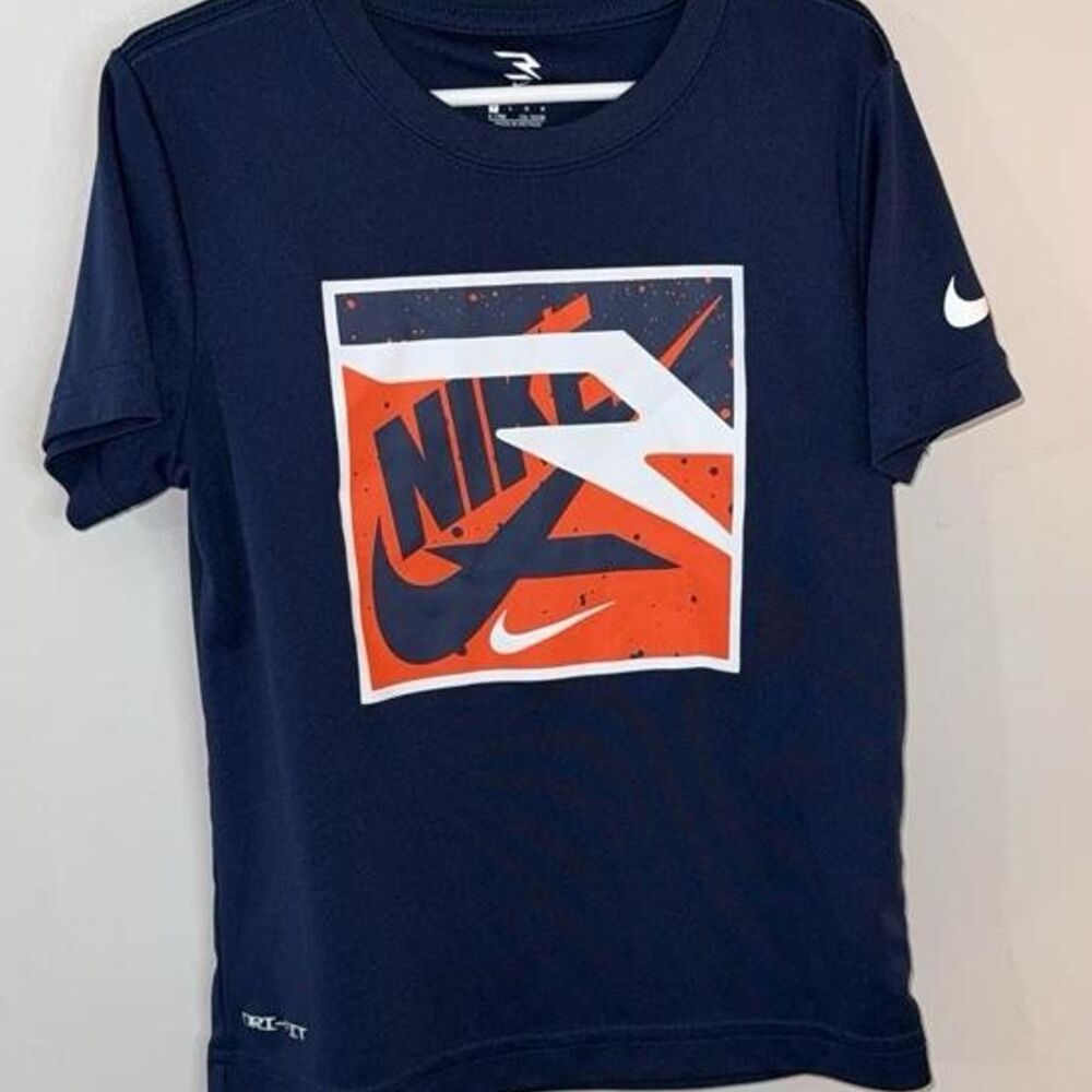 Nike Men's Navy and Blue T-shirt